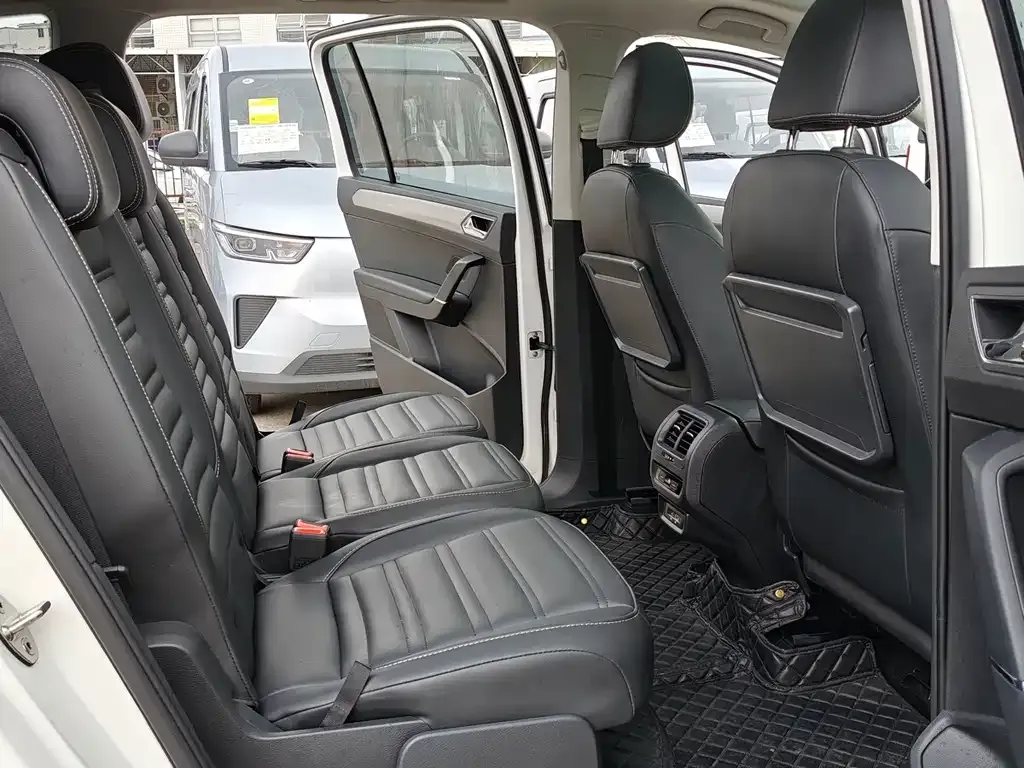 Volkswagen Touran 2022 из CN, фото 2