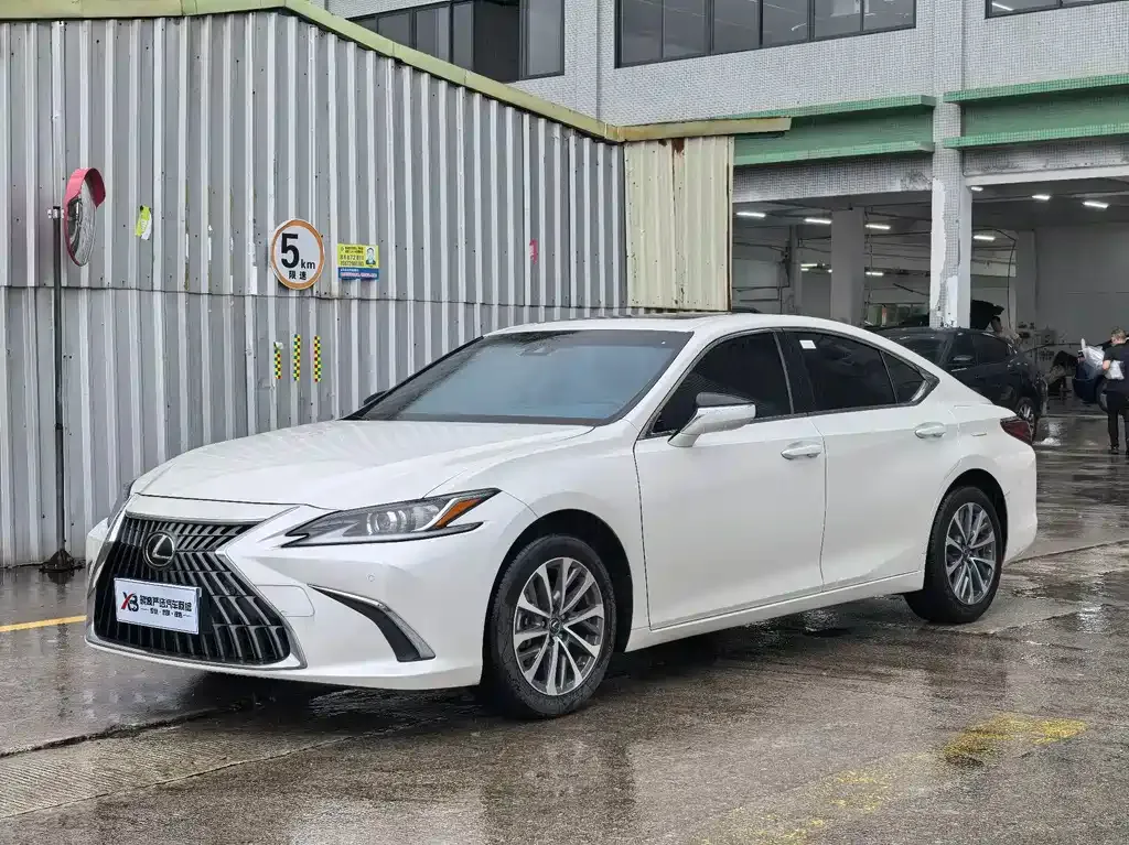 Lexus ES — фото 1