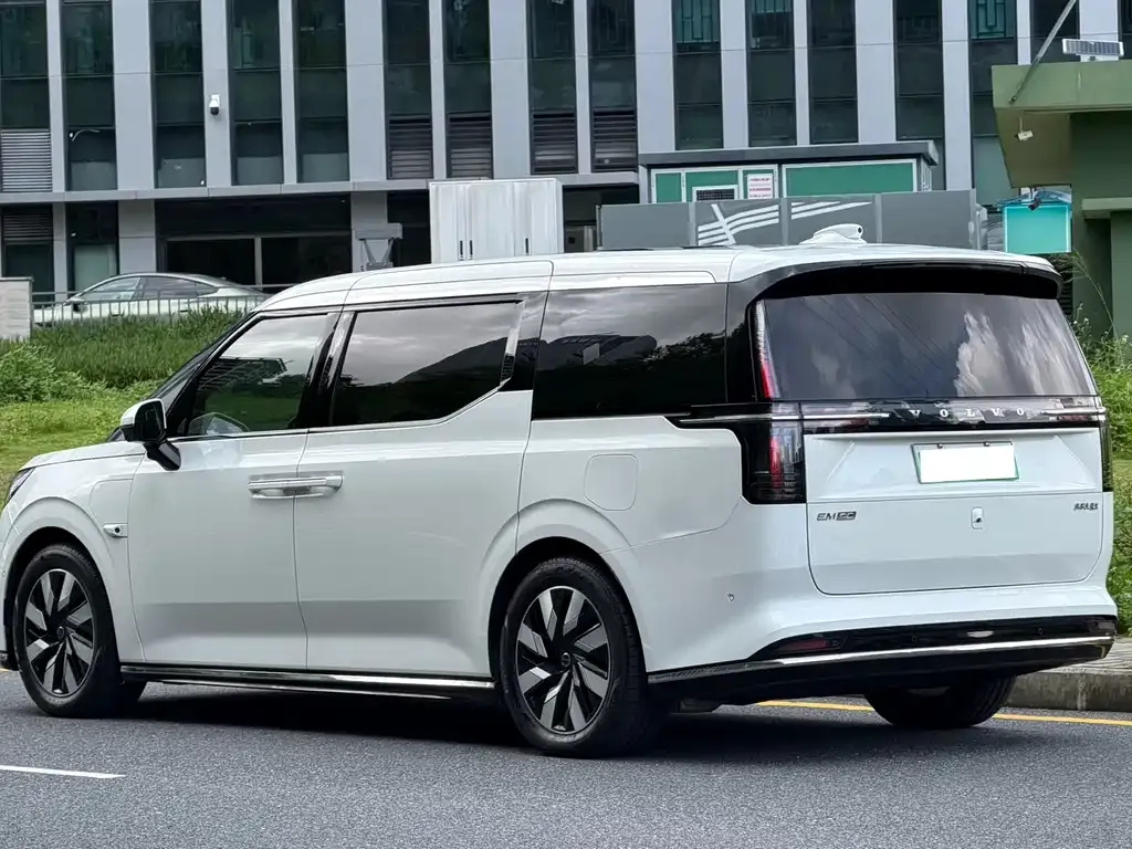 Volvo EM90 2024 из CN, фото 4