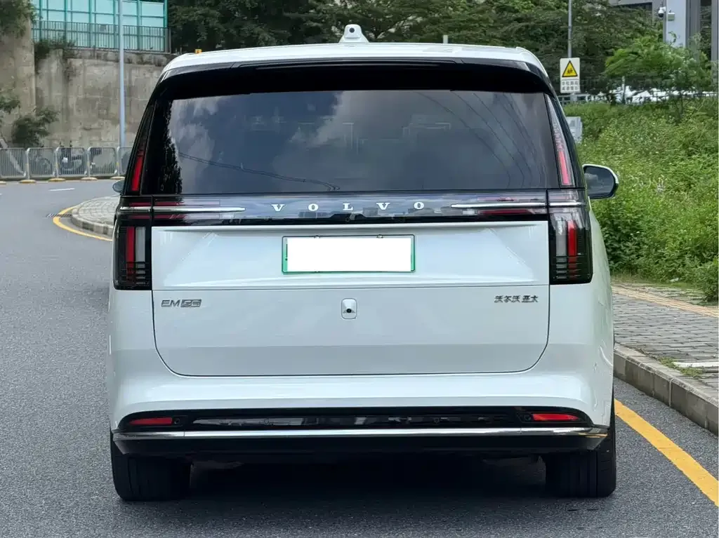 Volvo EM90 2024 из CN, фото 6