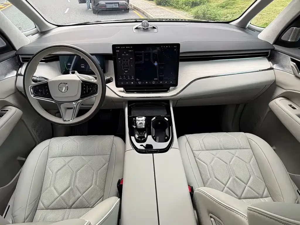 Volvo EM90 2024 из CN, фото 5