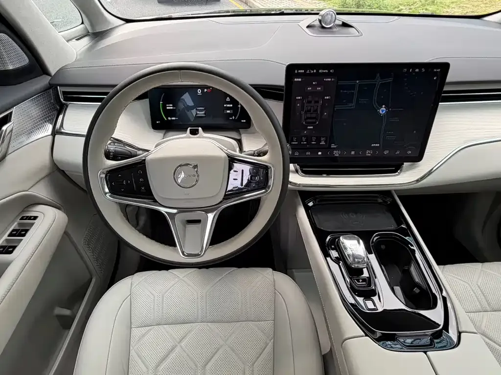 Volvo EM90 2024 из CN, фото 7