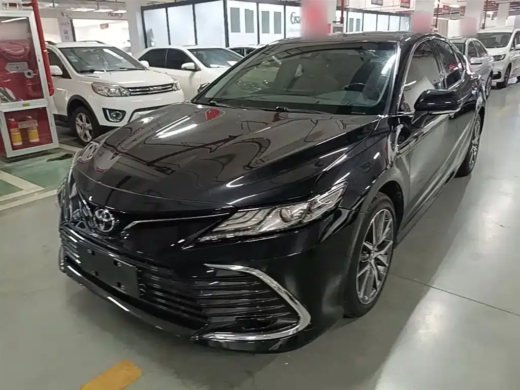 Toyota Camry — фото 1