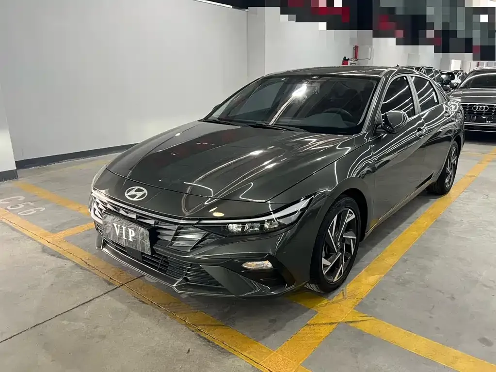 Hyundai Elantra — фото 1