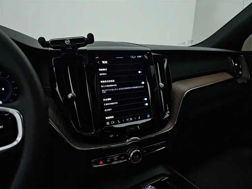 Volvo XC60 2024 из CN, фото 2