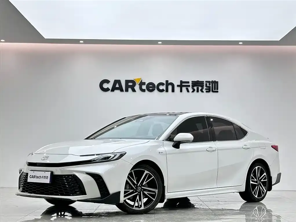 Toyota Camry — фото 1