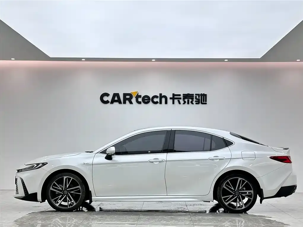 Toyota Camry — фото 8