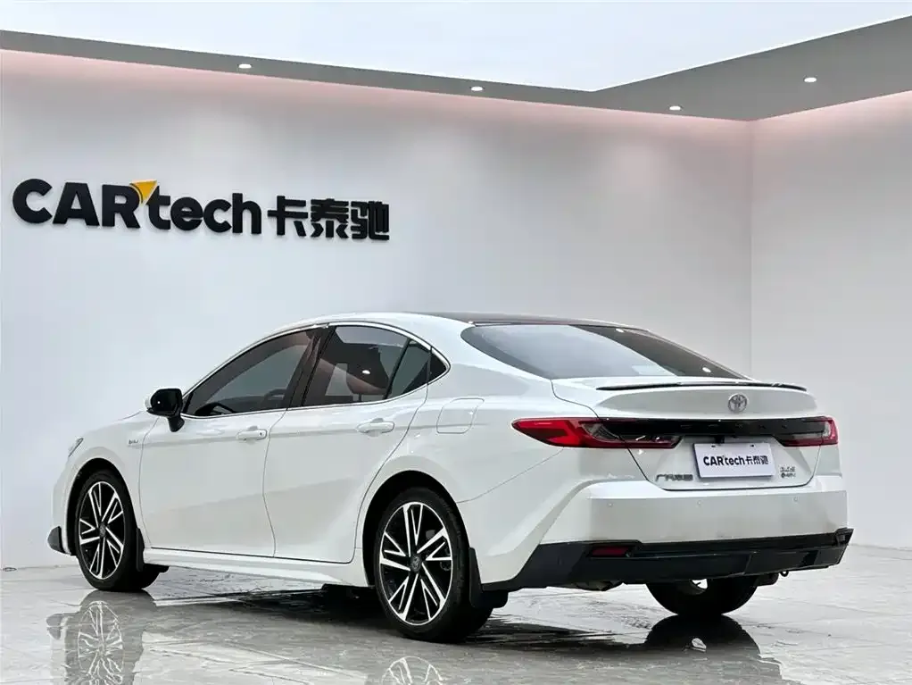 Toyota Camry — фото 9