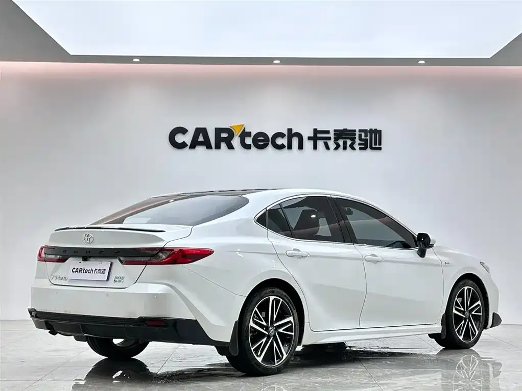 Toyota Camry — фото 10