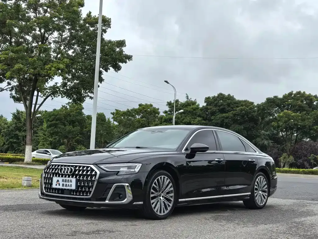 Audi A8 — фото 1