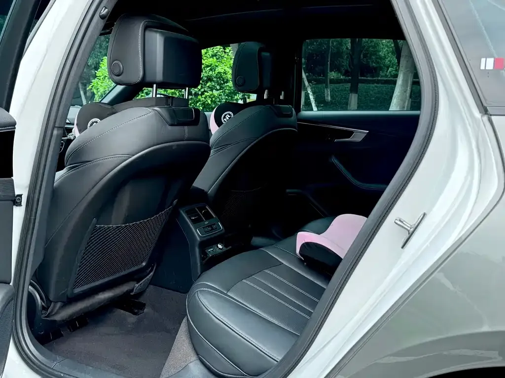 Audi A4L 2023 из CN, фото 6