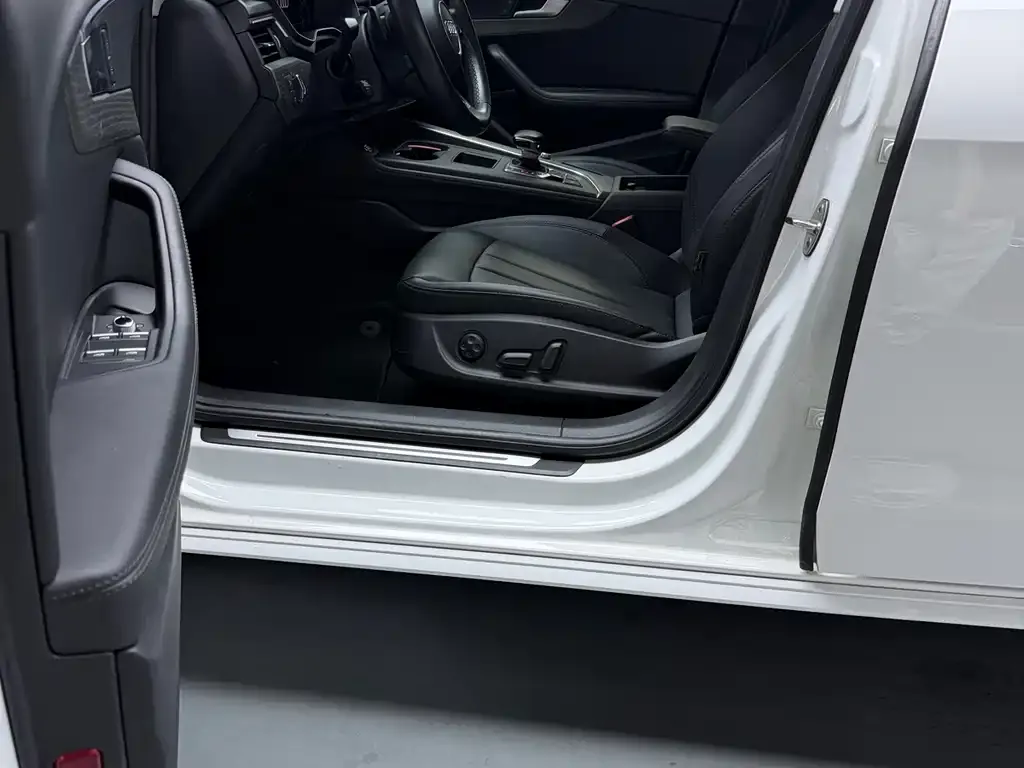 Audi A4L 2023 из CN, фото 2