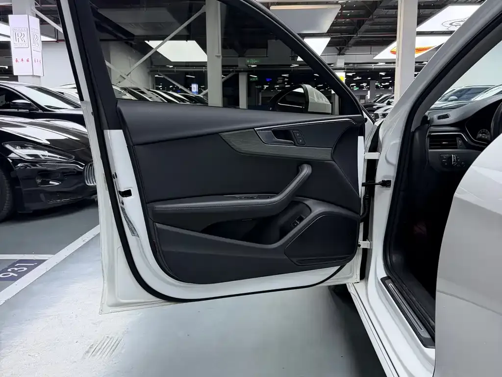 Audi A4L 2023 из CN, фото 6