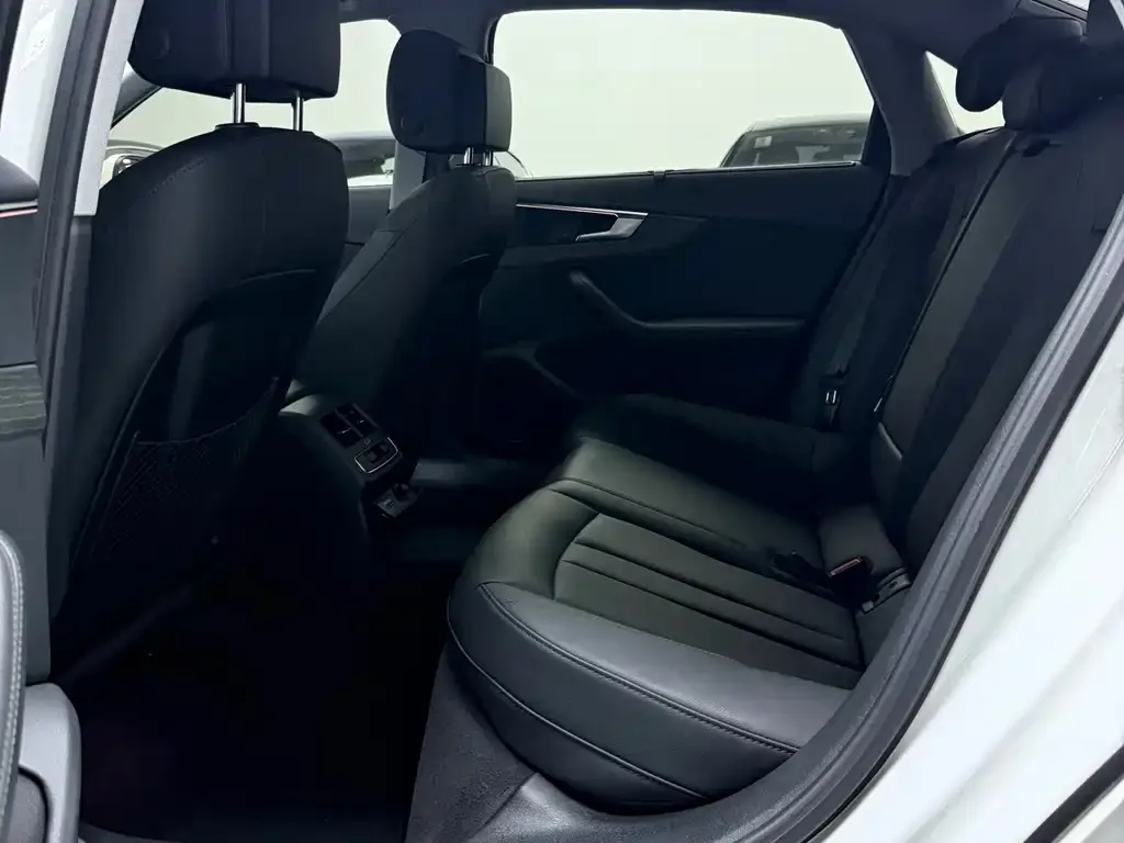 Audi A4L 2023 из CN, фото 3