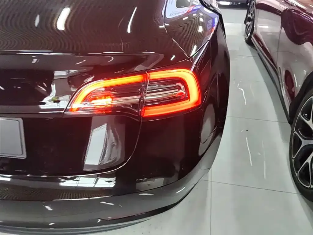 Tesla Model 3 — фото 2