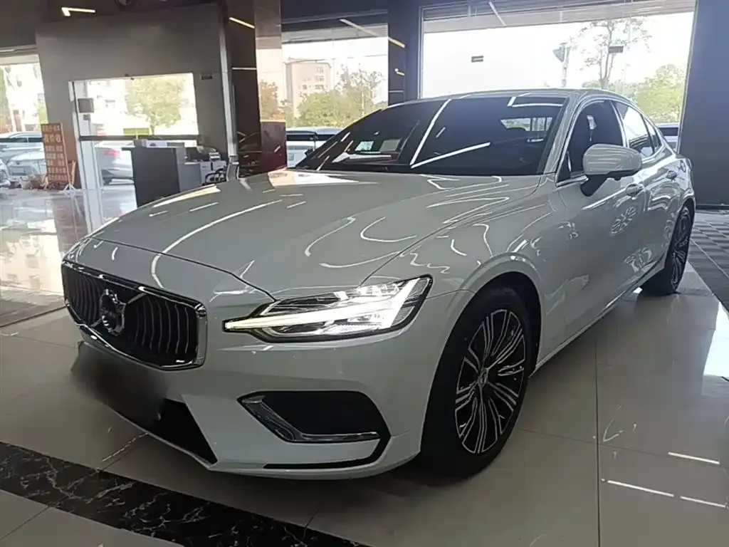 Volvo S60 — фото 1