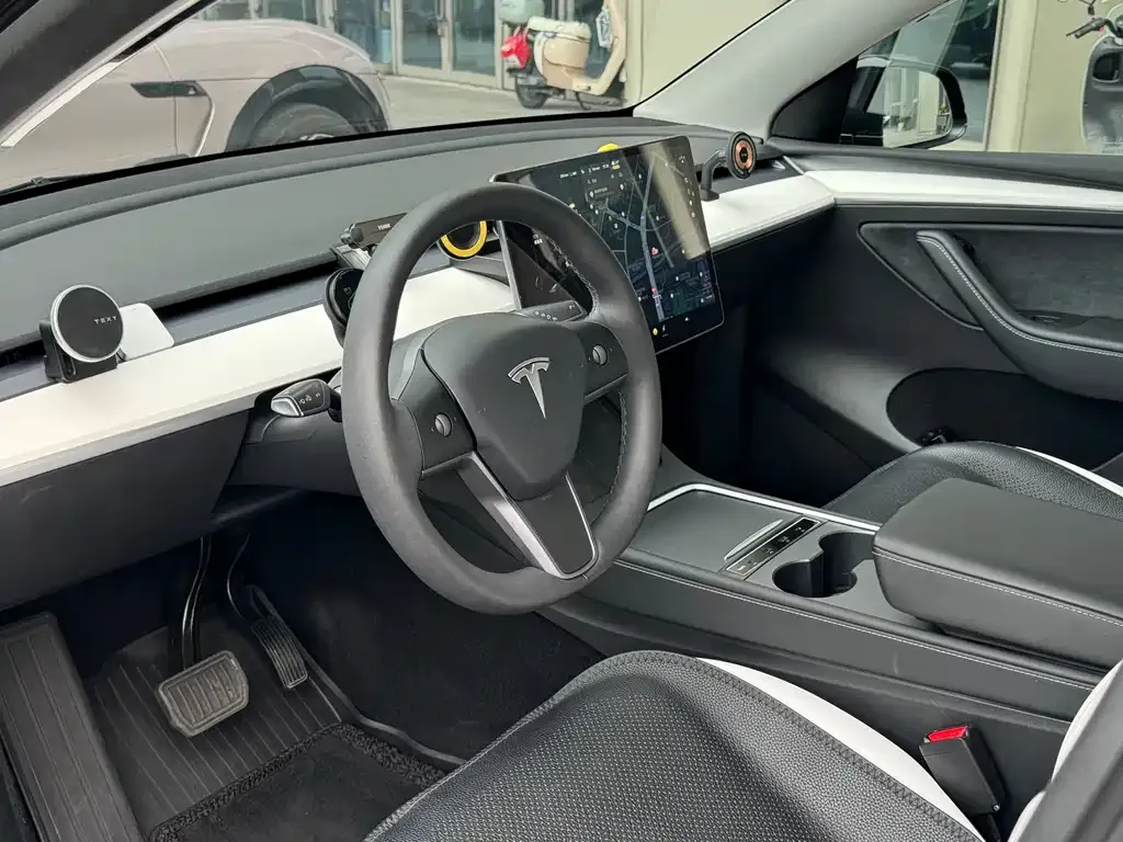 Tesla Model Y — фото 6