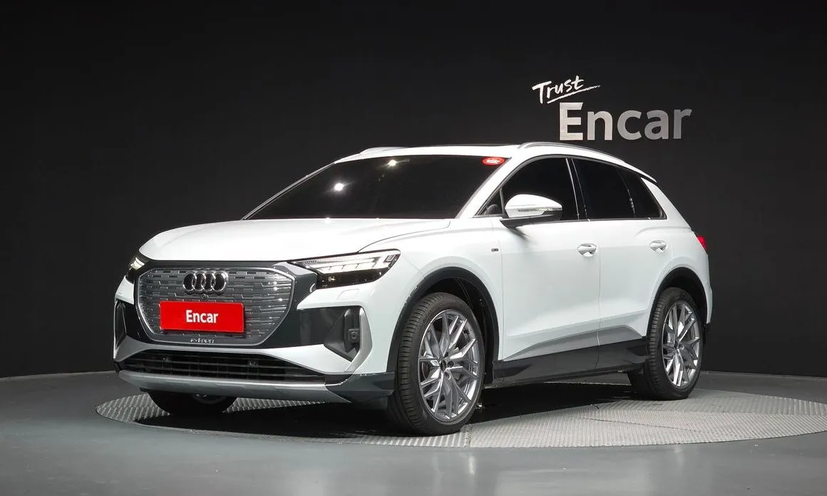 Audi Q4 e-tron — фото 1