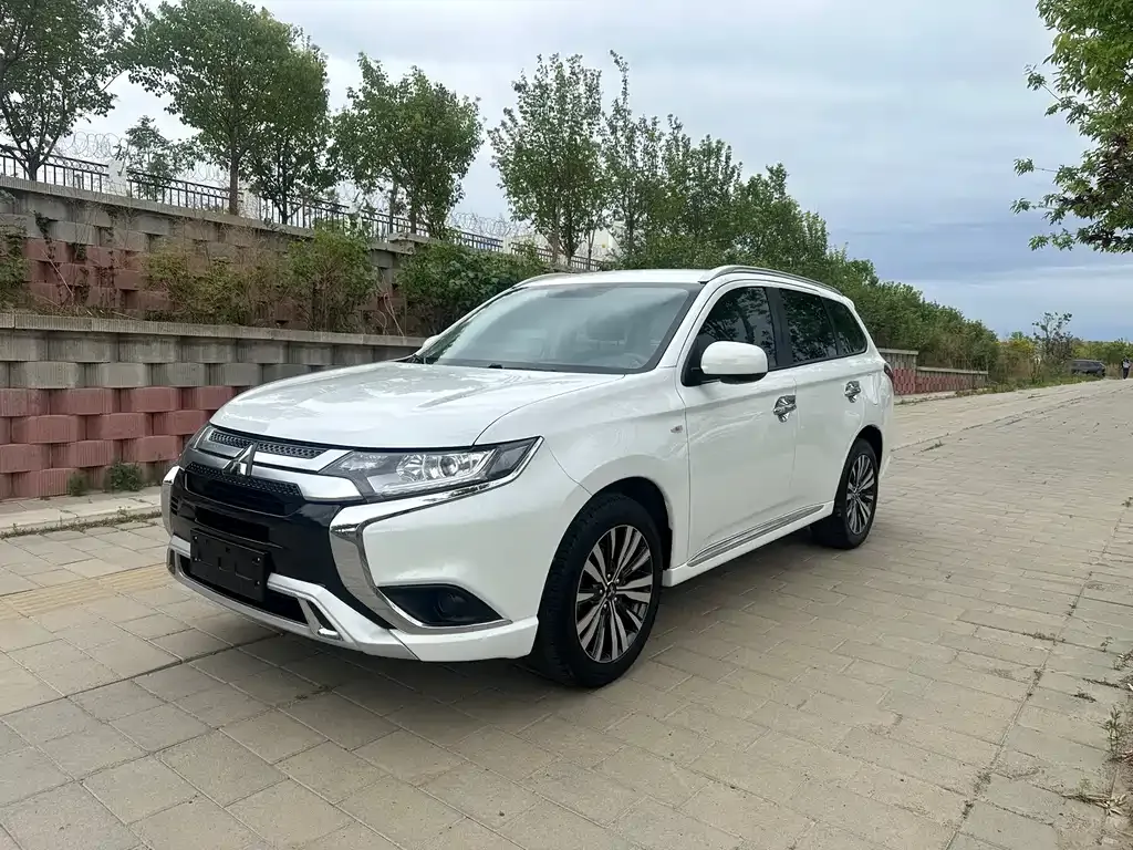 Mitsubishi Outlander — фото 1