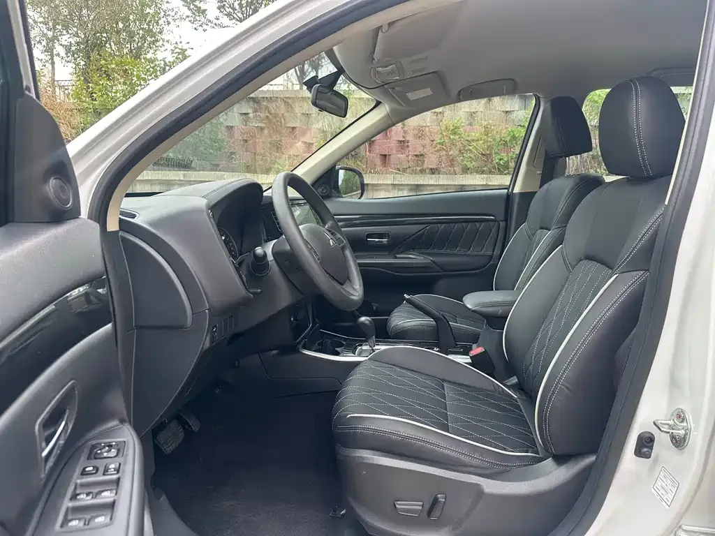 Mitsubishi Outlander — фото 3