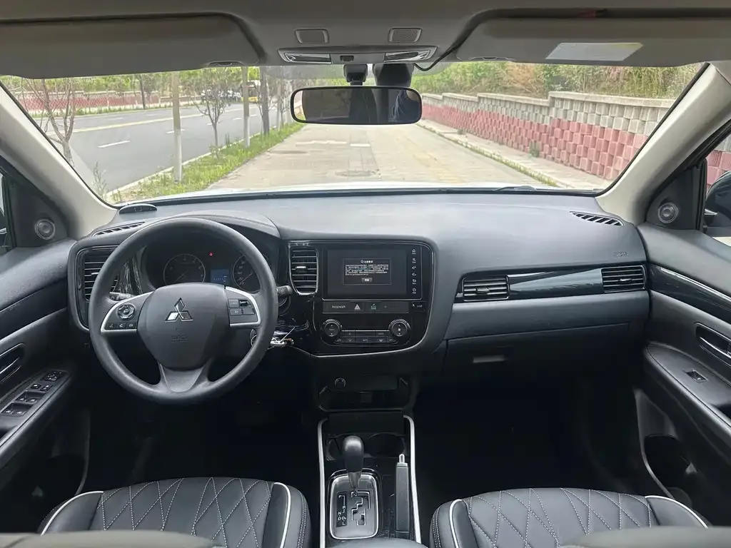 Mitsubishi Outlander — фото 2