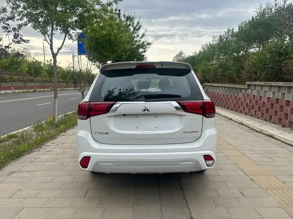 Mitsubishi Outlander — фото 5
