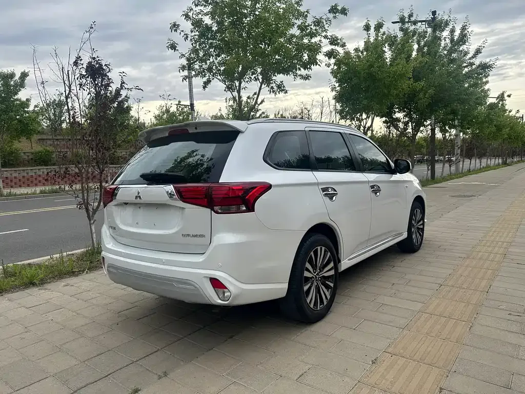 Mitsubishi Outlander — фото 10