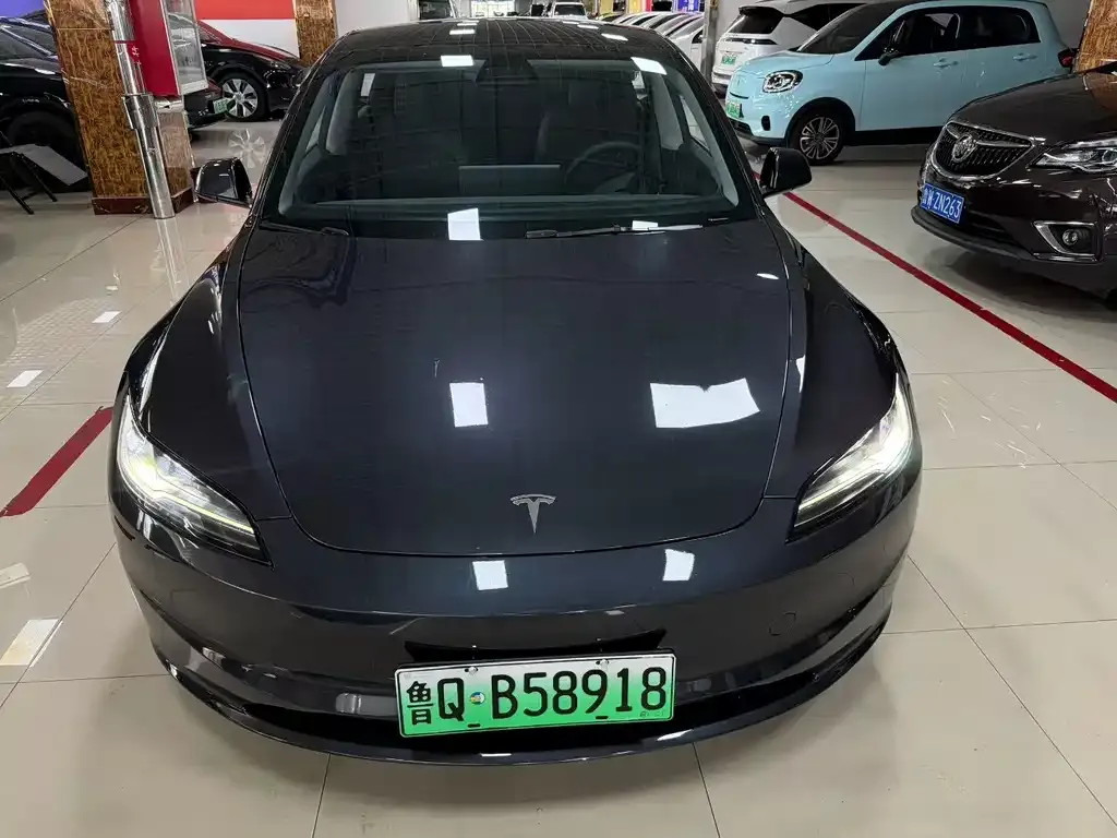Tesla Model 3 — фото 1