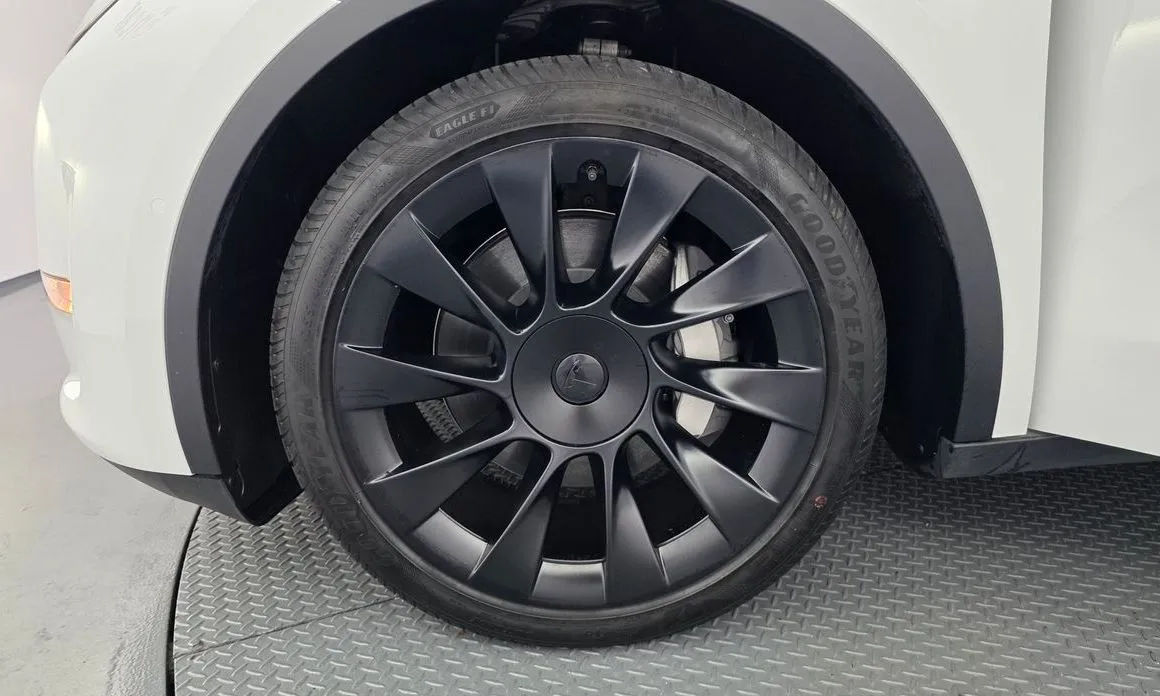 Tesla Model Y — фото 10