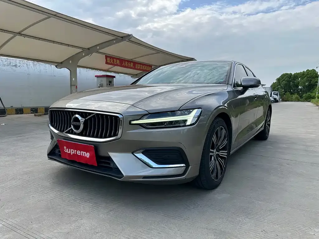 Volvo S60 — фото 1