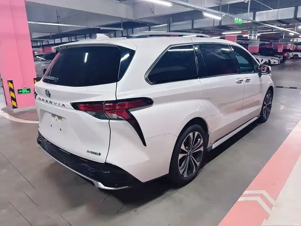 Toyota Granvia — фото 2