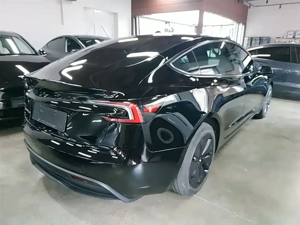 Tesla Model 3 — фото 9