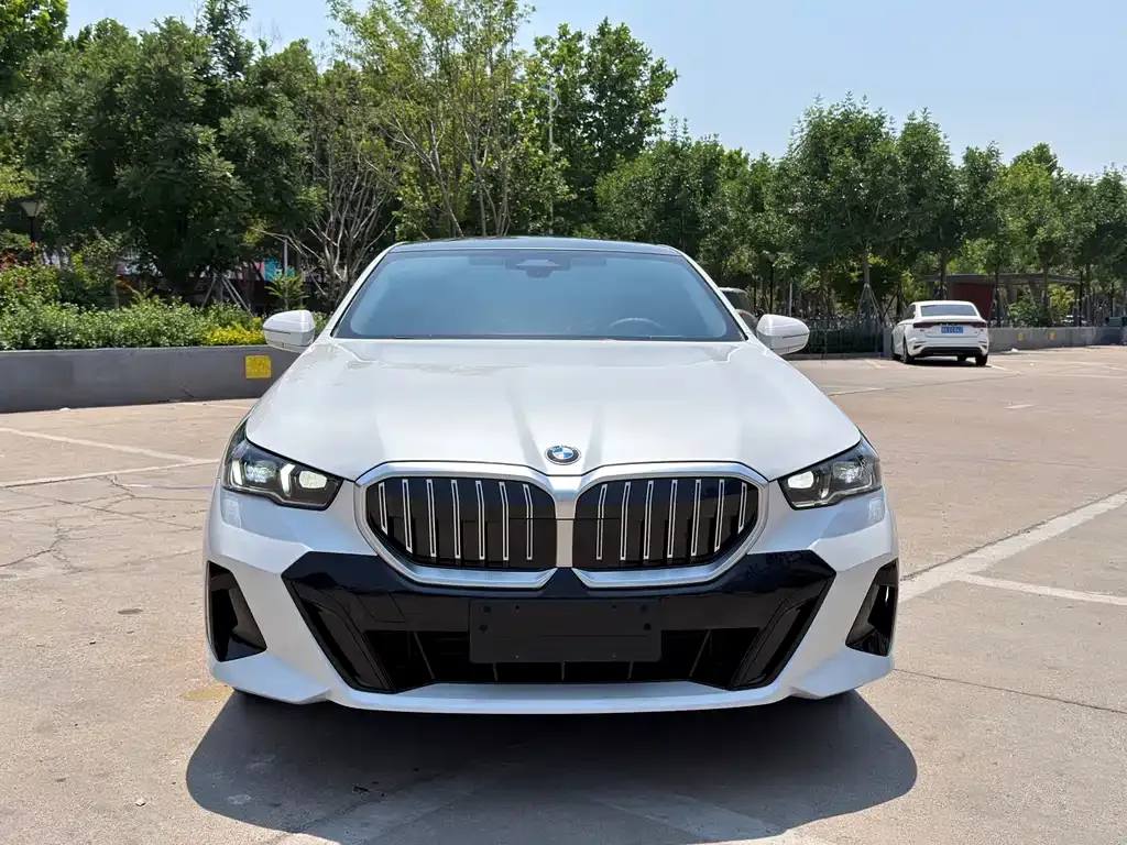 BMW 5 Series — фото 1