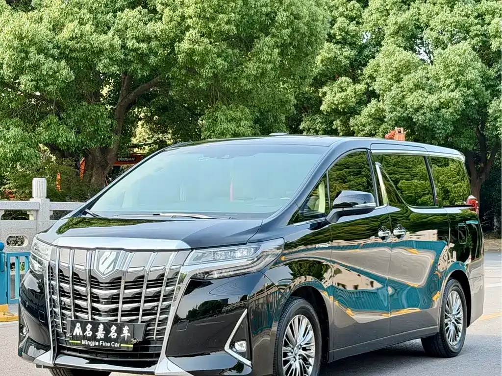Toyota Alphard — фото 1