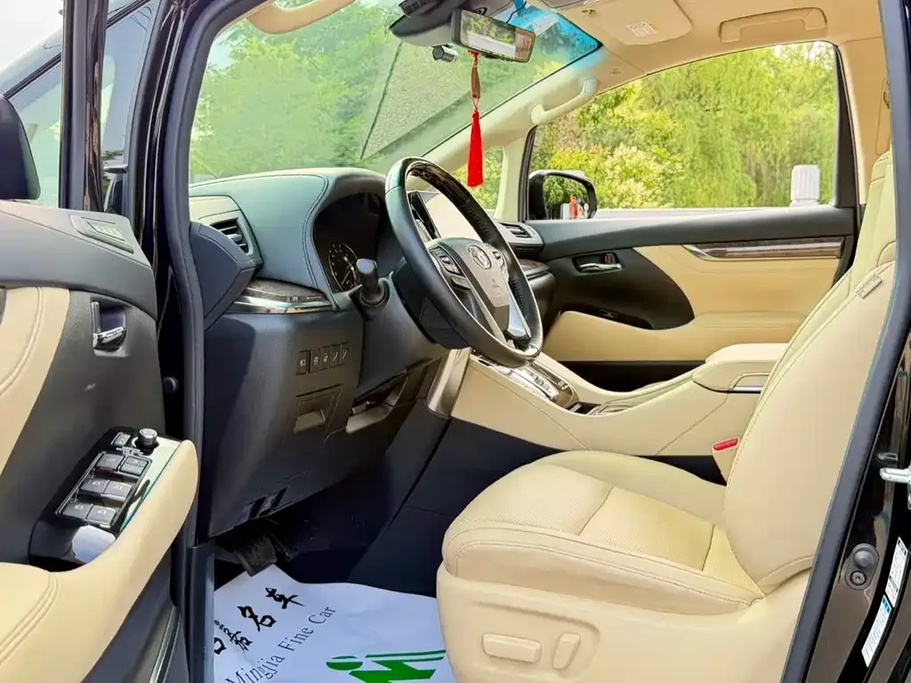 Toyota Alphard — фото 2
