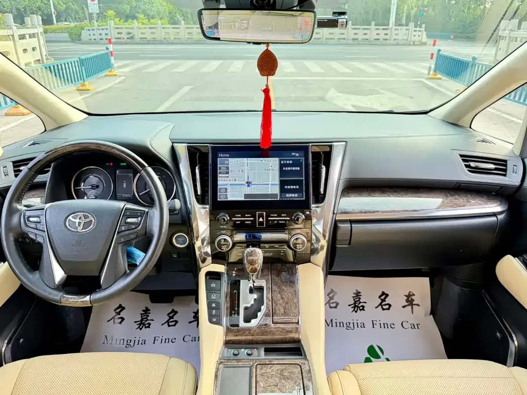 Toyota Alphard — фото 5