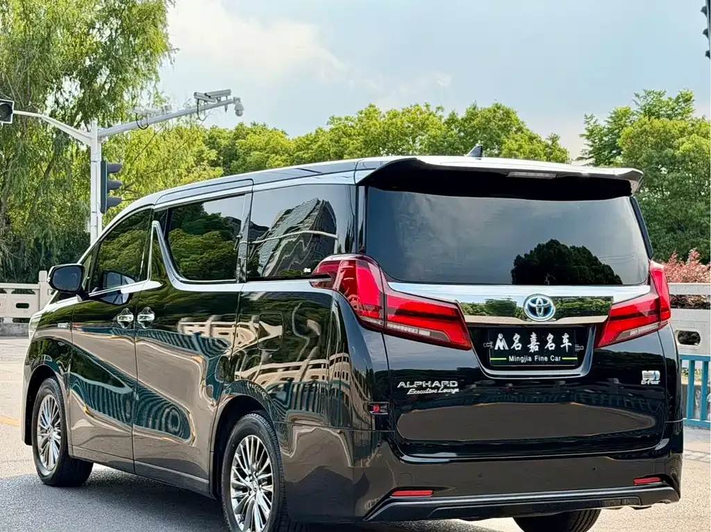Toyota Alphard — фото 9
