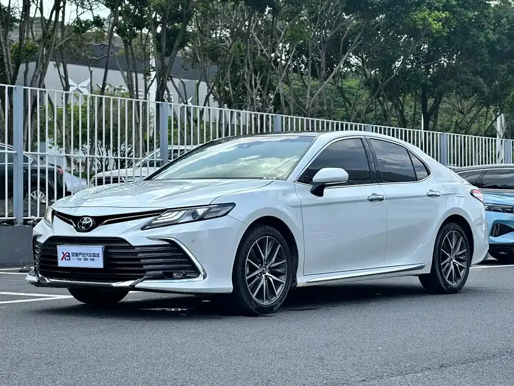 Toyota Camry — фото 1