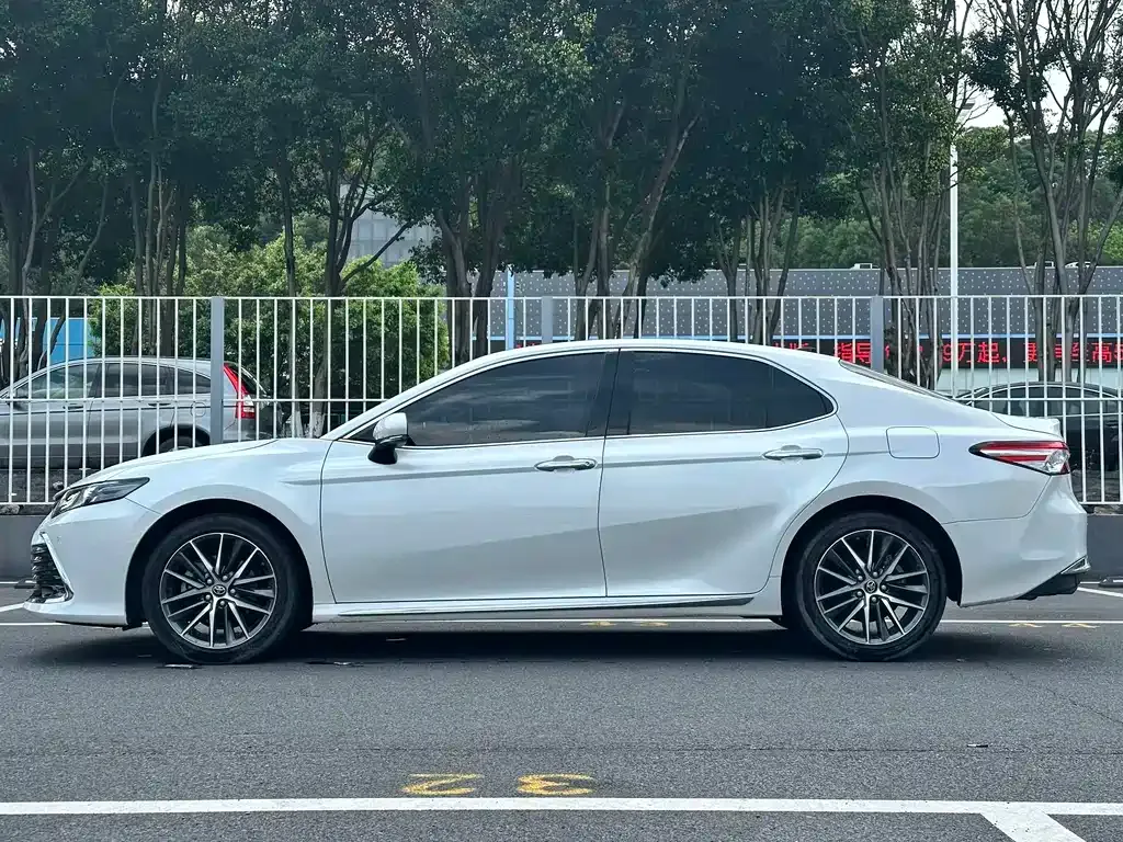 Toyota Camry — фото 5