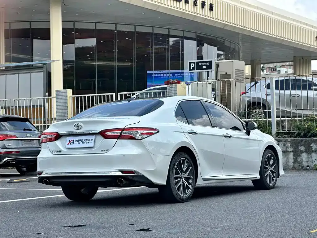 Toyota Camry — фото 2