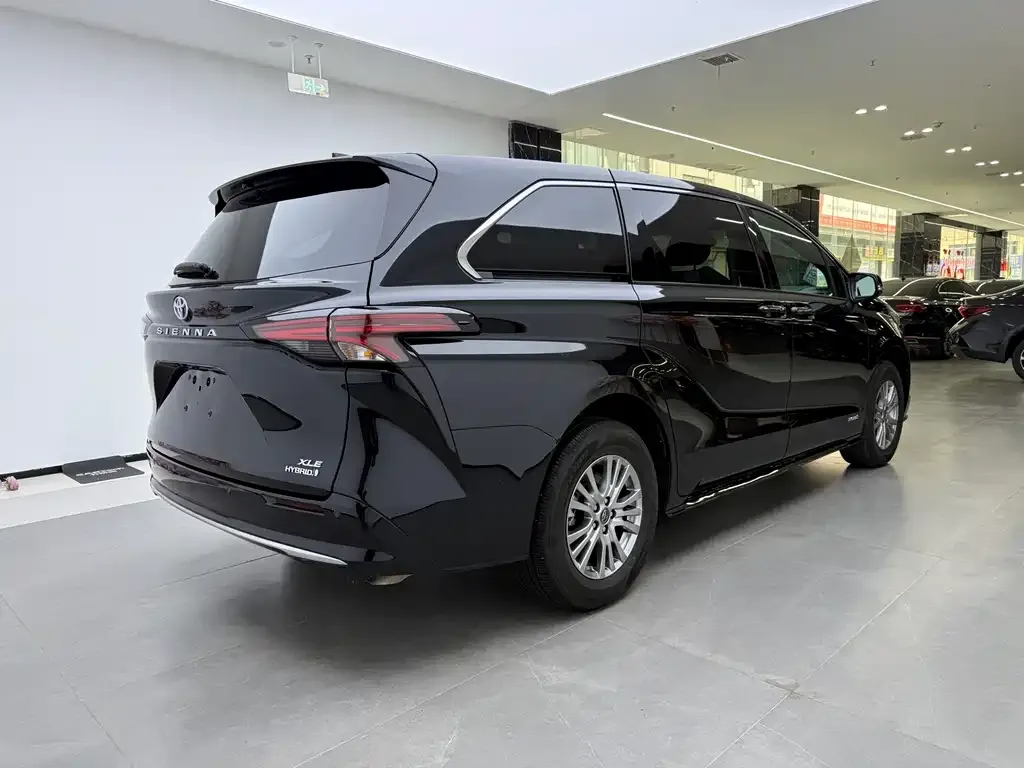 Toyota Sienna — фото 2