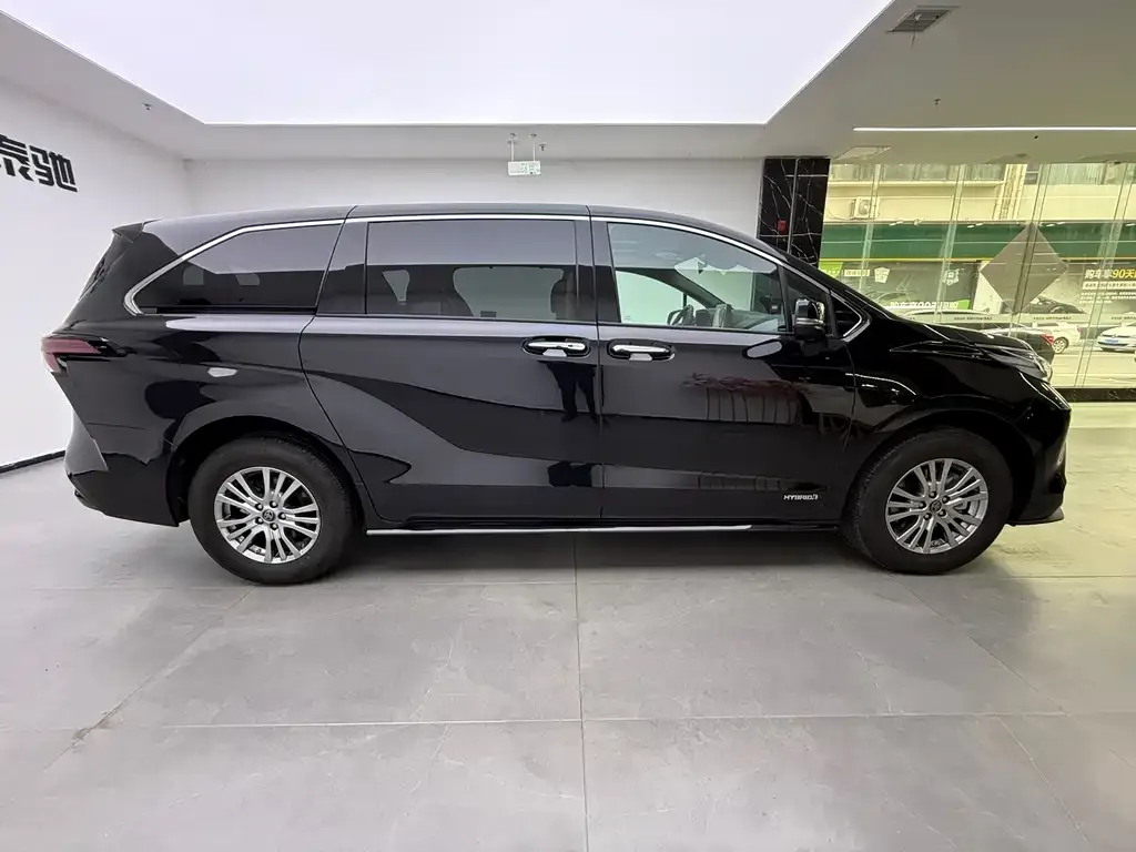 Toyota Sienna — фото 4