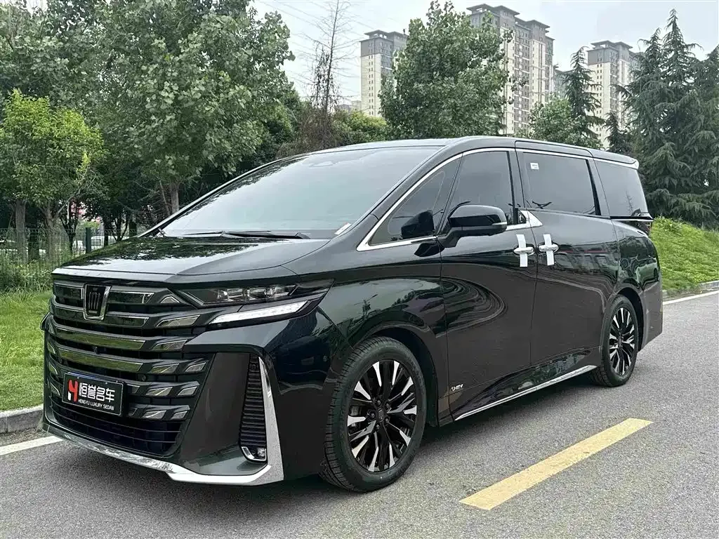 Toyota Vellfire — фото 1
