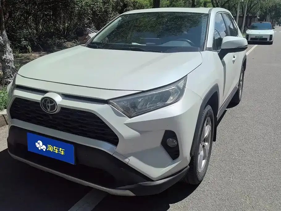 Toyota RAV4 — фото 1