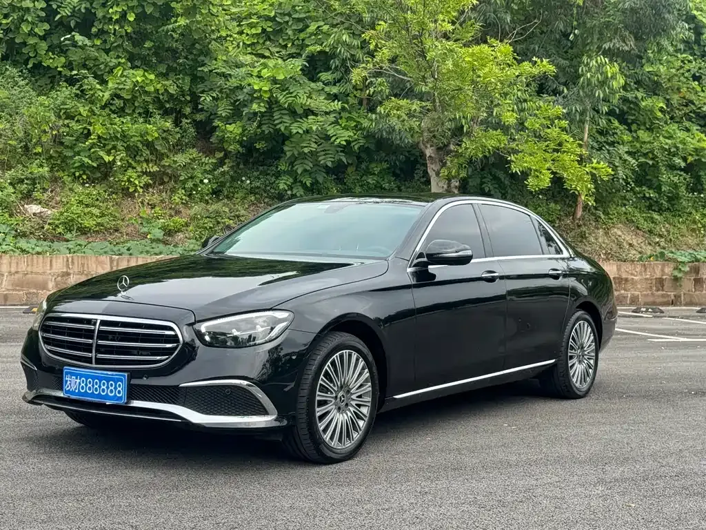 Mercedes-Benz E-Class — фото 1