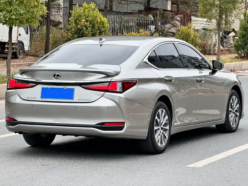 Lexus ES — фото 7