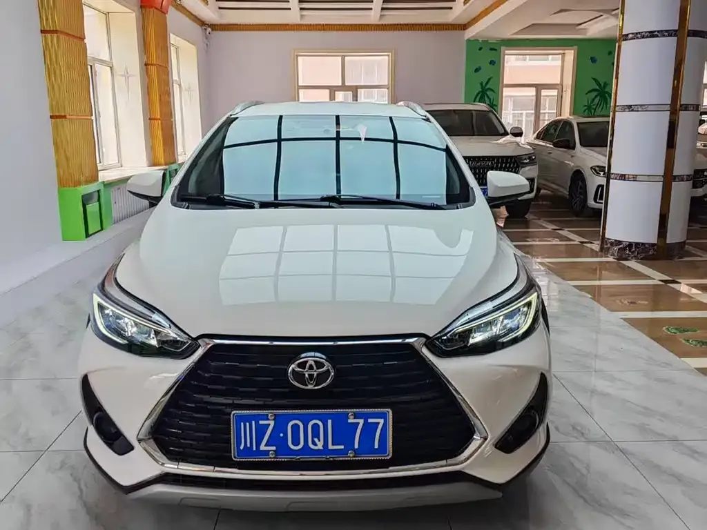 Toyota Yaris L — фото 1