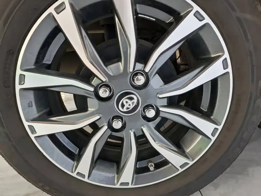 Toyota Yaris L — фото 4