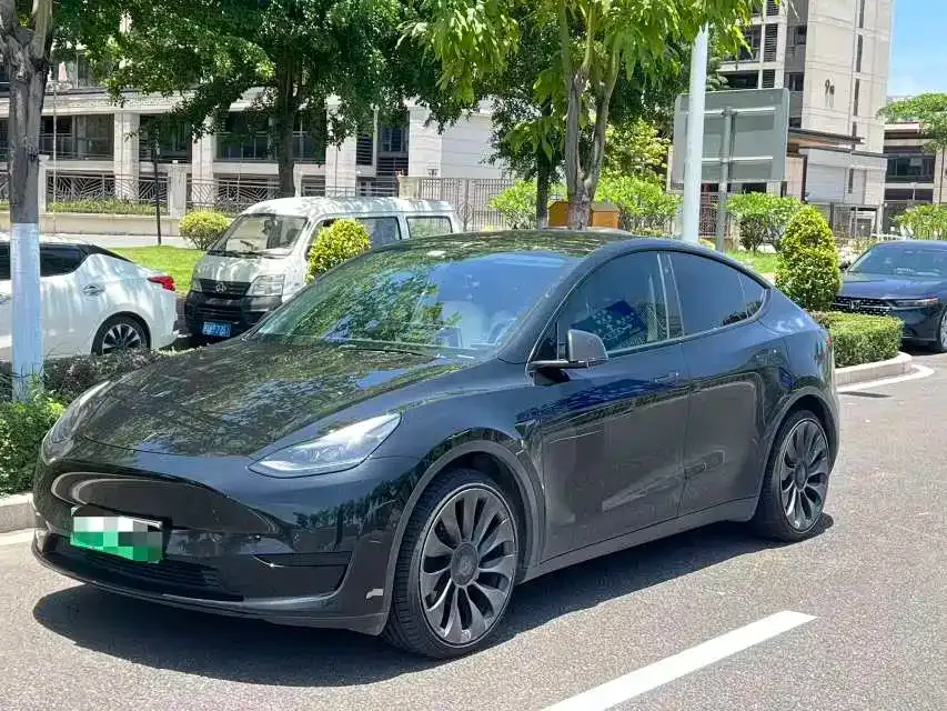 Tesla Model Y — фото 1