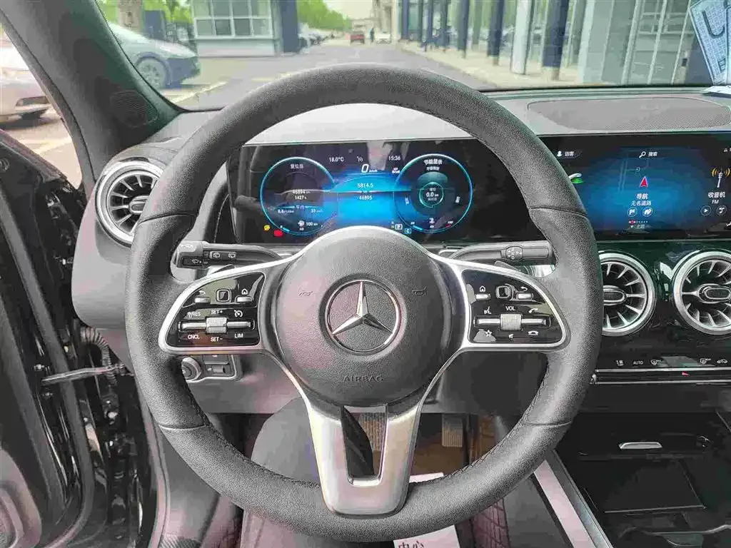 Mercedes-Benz GLB — фото 10
